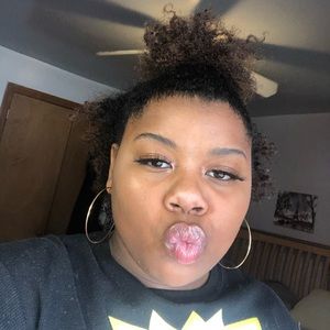 Meet your Posher, Kayla